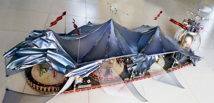 La pont supérieur : sur 3 pistes rotatives des animaux fantastiques exécutent des numéros de cirque !